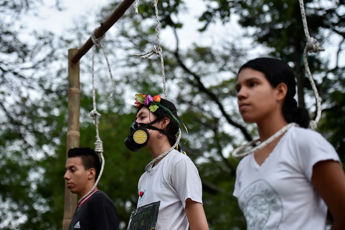 Activists perform to be hanged to death during a protest in Cali, Colombia, on 20 September 2019, in the framework of the `Friday for the planet` global demo against climate change. Photo: AFP