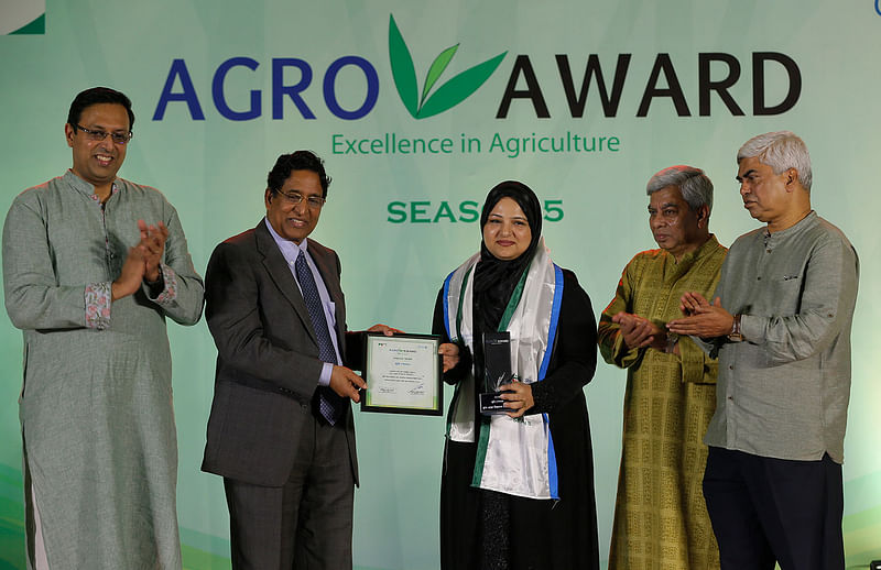 Agriculture minister Abdur Razzak hands over a crest and certificate to PRAN-RFL Group director Uzma Chowdhury at a program held at Pan Pacific Sonargaon hotel on Friday. Photo: Courtesy.