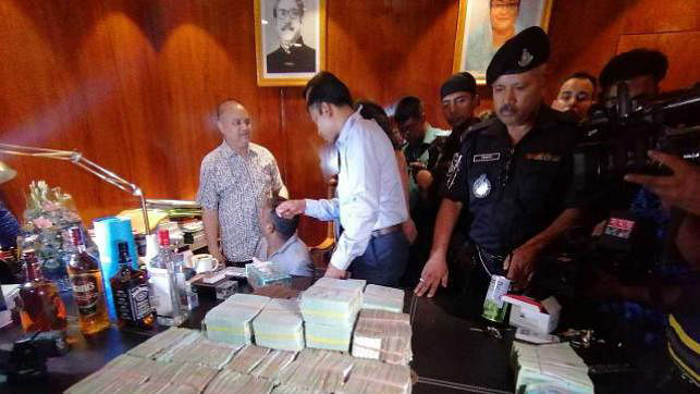Rapid Action Battalion arrests Jubo League central committee leader SM Golam Kibria Shamim and recovers huge amount of money from his office in Niketan area of Dhaka on 20 September, 2019. Photo: Sazid Hossain