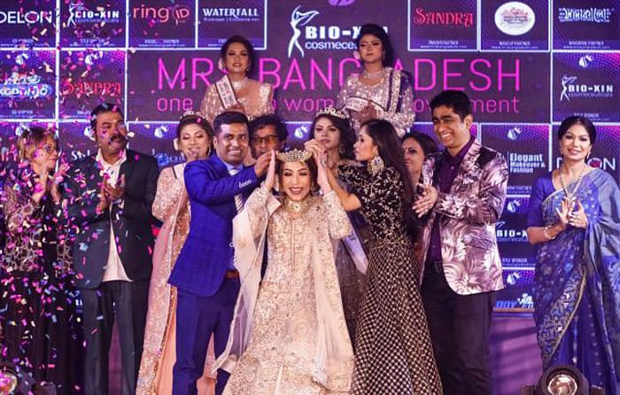 Munzarin Mahbub Abani being crowned as Mrs Bangladesh at Gulshan Club on 21 September, 2019. Photo: Collected from Mrs Bangladesh’s Facebook page