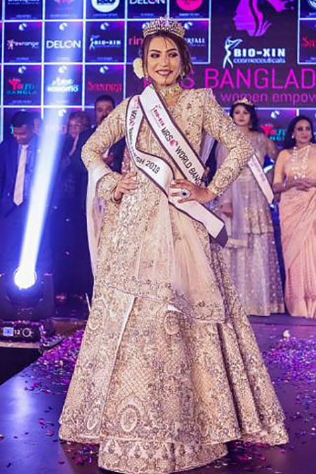 Munzarin Mahbub Abani after winning the title of Mrs Bangladesh on 21 September, 2019. Photo: Collected from Mrs Bangladesh’s Facebook page