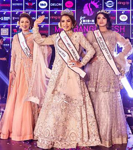 Munzarin Mahbub Abani with first runner-up Rabeya Sultana Robi and second runner-up Mati Siddiqui on 21 September, 2019. Photo: Collected from Mrs Bangladesh’s Facebook page