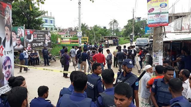 Members of law enforcement agencies cordon off a Narayanganj office suspecting it a militant den on 23 September, 2019. Photo: Prothom Alo