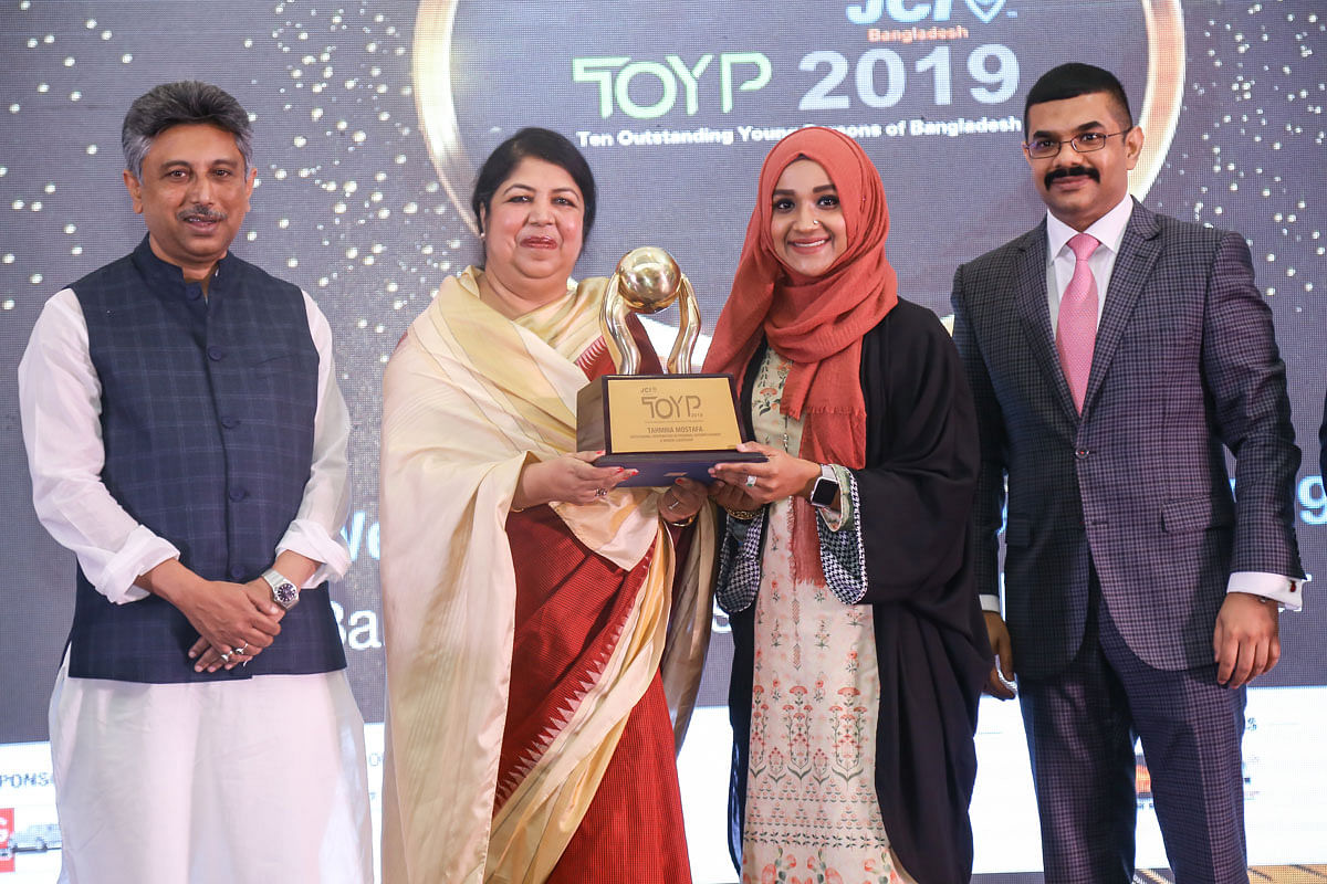 Speaker Shirin Sharmeen Chaudhury hands over JCI award to Tahmina Mostafa