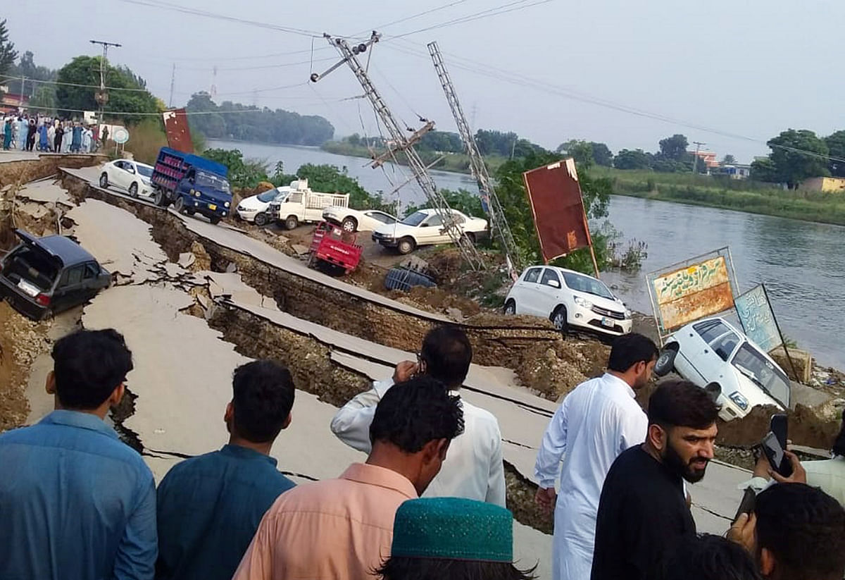 People gather near a damaged road after an earthquake of magnitude 5.8 in Mirpur, Pakistan on Tuesday. Photo: Reuters