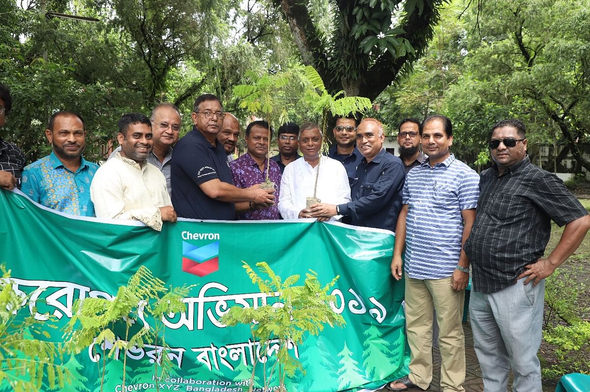 Mayor of Sylhet City Corporation, Ariful Haque Choudhury (center), is seen with Chevron officials at the tree plantation programme in Sylhet. Photo: Prothom Alo