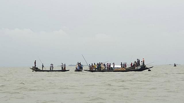 Police and locals try to recover bodies of people who went missing following a boat capsize in Kaliaguta haor of Dirai upazila, Sunamganj on 25 September 2019. Photo: Prothom Alo