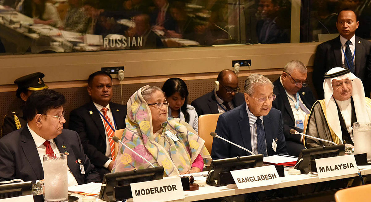 Malaysia prime minister Mahathir Mohammad addresses a ‘High-level Event on the Situation of Rohingya Minority in Myanmar’ in New York on Tuesday afternoon (local time) while Bangladesh prime minister Sheikh Hasina listens. Photo: PID