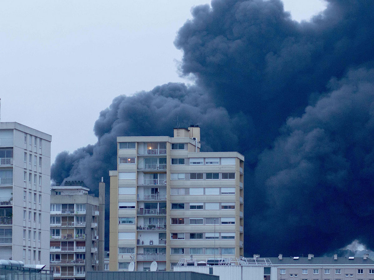 In this picture taken on Thursday in Rouen, smoke billows from a Seveso classified Lubrizol factory on fire. Residents of twelve towns including Rouen have been asked to stay at home after a fire broke out at a Lubrizol factory classified Seveso high-threshold site, according to the prefect of Normandy. Photo: AFP