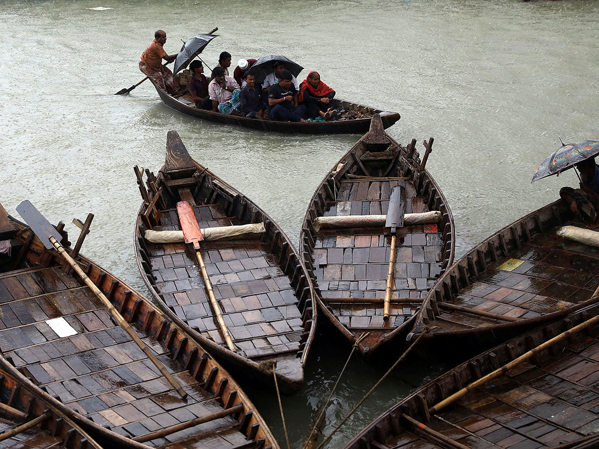 People cross the Buriganga river by boat during rain in Dhaka, Bangladesh, 25 September 2019. Photo: Reuters