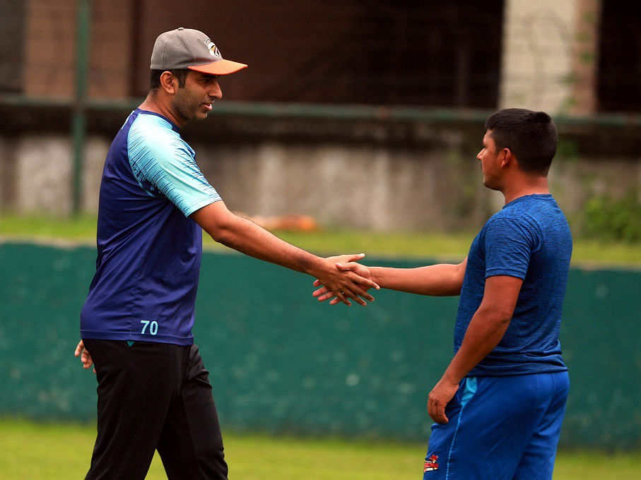Mosharraf Hossain Rubel (L) shakes hand with another cricketer. Photo: UNB
