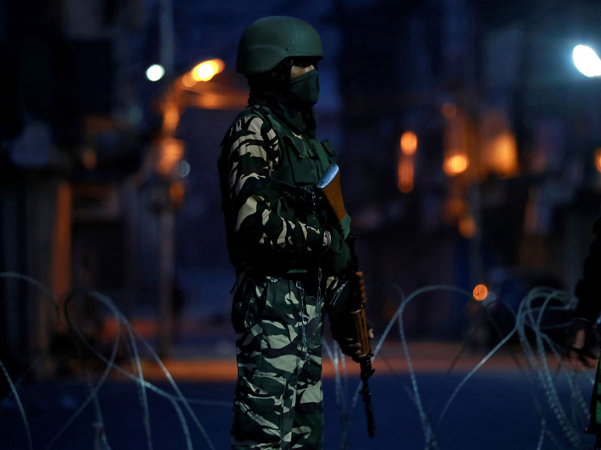 An Indian security force personnel stands guard in a street early morning during restrictions following scrapping of the special constitutional status for Kashmir by the Indian government, in Srinagar, 27 September, 2019. Photo: Reuters