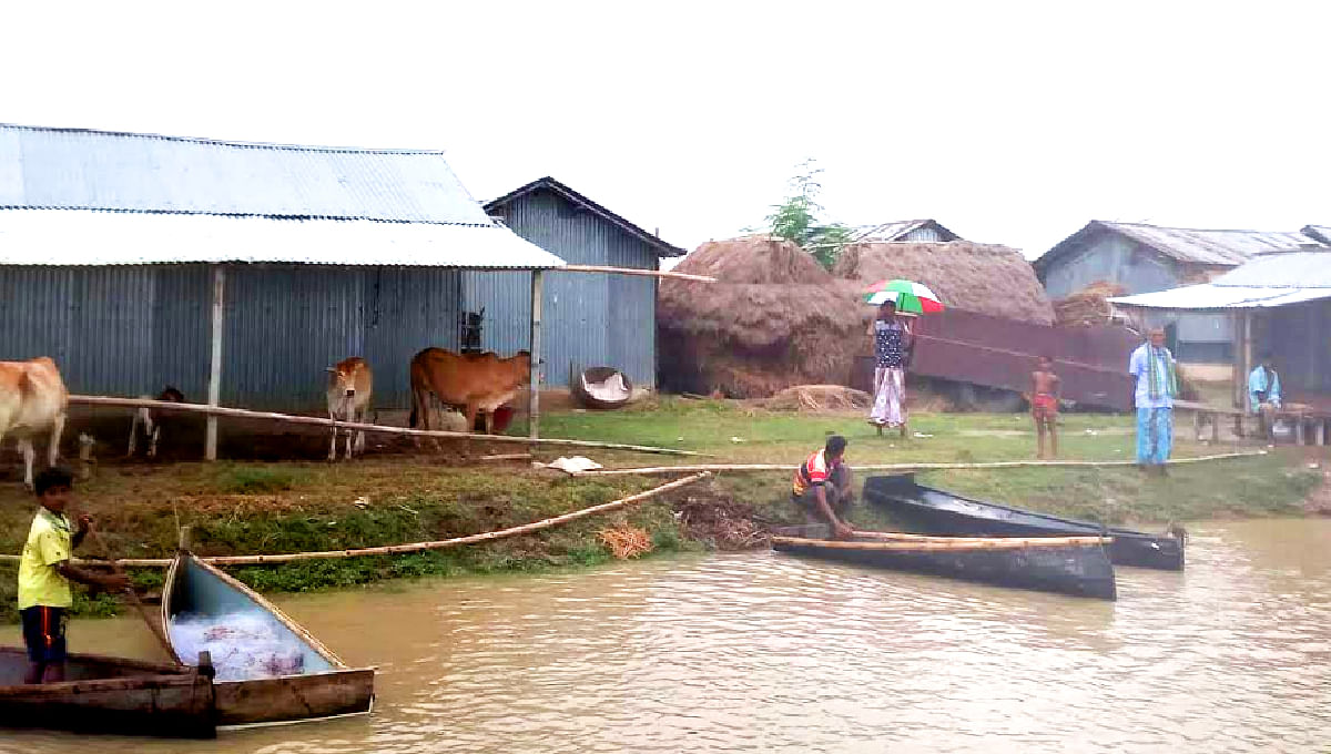 Over 2,000 families in Sadar and Shibganj upazilas have been marooned due to flash flood caused by on rush of water from the upstream and rise of water levels in the Padma and the Mahananda rivers. Photo: UNB
