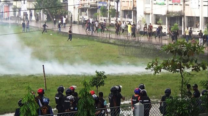 Two groups of Bangladesh Chhatra League (BCL) clash on the campus of Government Nazimuddin College on 28 September, 2019. Photo: Prothom Alo