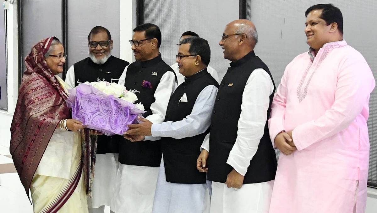 Ministers and state ministers receive prime minister Sheikh Hasina at Hazrat Shahjalal International Airport on Tuesday in Dhaka, 1 Oct, 2019. Photo: PID