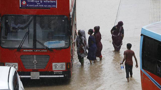 A total of 45.2mm rain in two hours flood Dhaka streets in Matijheel area. Photo: Prothom Alo