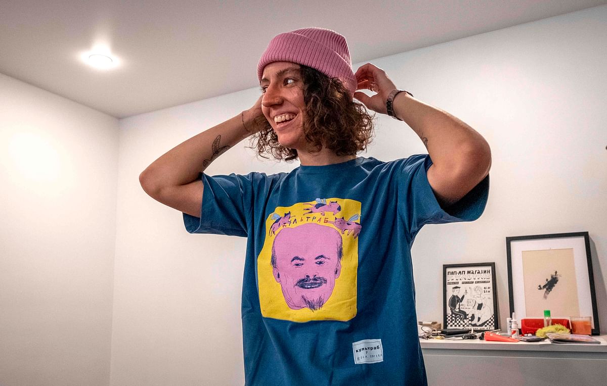 A model wears a creation with a portrait of Lenin by fashion designer Alina Muzychenko in Moscow on 17 September 2019. Photo: AFP