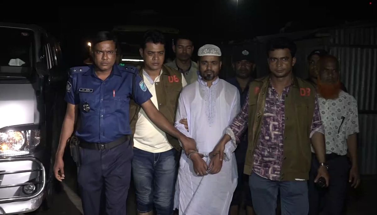Law enforcers pose with the detainees at Narayanganj on Tuesday. Photo: Prothom Alo
