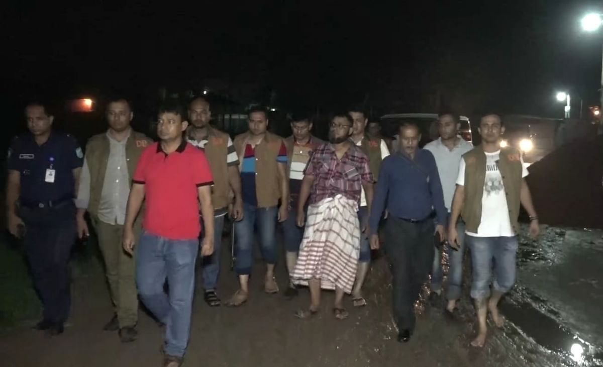 Law enforcers raided a house at Narayanganj on Tuesday. Photo: Prothom Alo