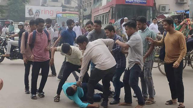 Activists of ruling party student wing Bangladesh Chhatra League beat up a JCD man at Jagannath University. Photo: Collected