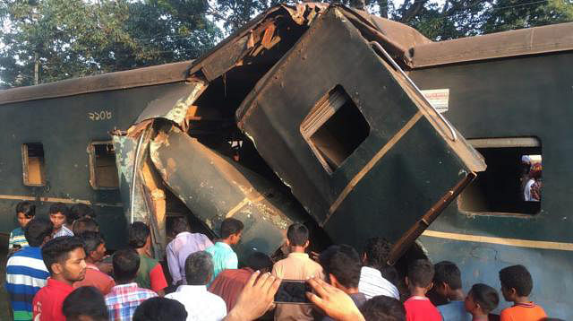 A College student was killed and 45 people were injured in train crash at Rangpur’s Kaunia Railway Junction on Thursday. Photo: Prothom Alo