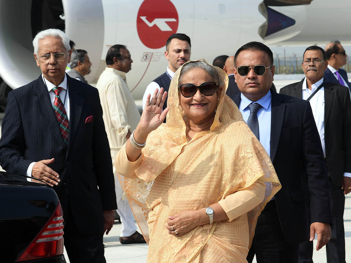 Prime minister Sheikh Hasina greets those present at Palam Air Force Station, New Delhi, India on Thursday. Photo: PID