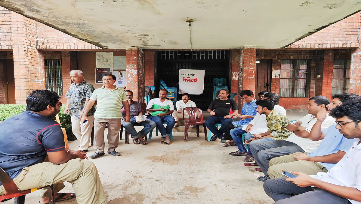 A faction of students and teachers of Jahangirnagar University (JU) continue their strike for the second consecutive day on Thursday. Photo: UNB