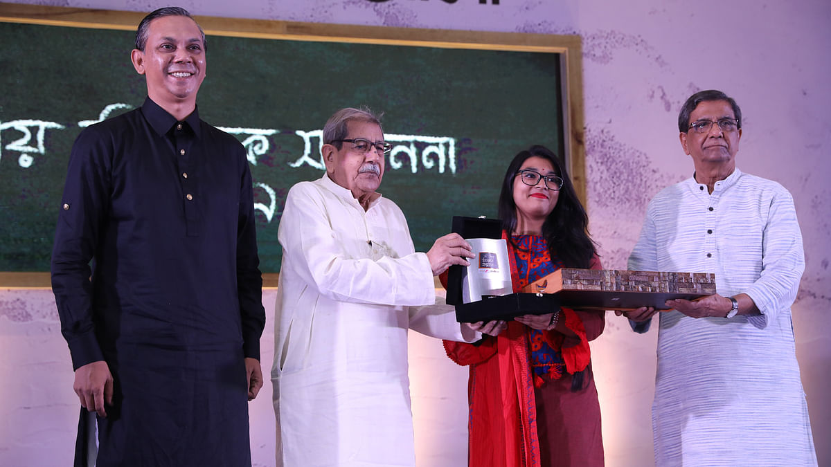 Jagdish Chandra Ghosh, former teacher of Faridpur High School, received lifetime achievement award. National professor Anisuzzaman handed over the award and uttario to the awardee’s daughter-in-law Moumita Ghosh. Photo: Prothom Alo