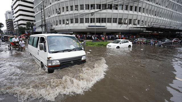 Innundation in Karwan Bazar area, Dhaka due to around 40-minute rain on 1 October. Photo: Dipu Malakar