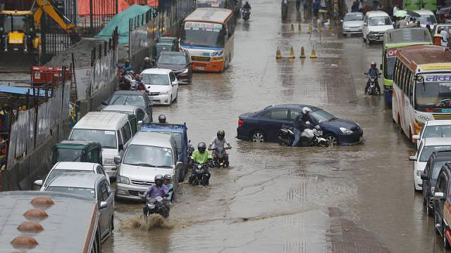 Innundation in Motijheel area, Dhaka due to around 40-minute rain on 1 October. Photo: Dipu Malakar
