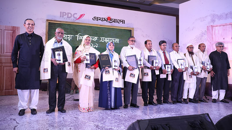 Repipiants of ‘IPDC-Prothom Alo Priyo Shikkhok Shommanona 2019’ pose for a photograph. Photo: Prothom Alo.