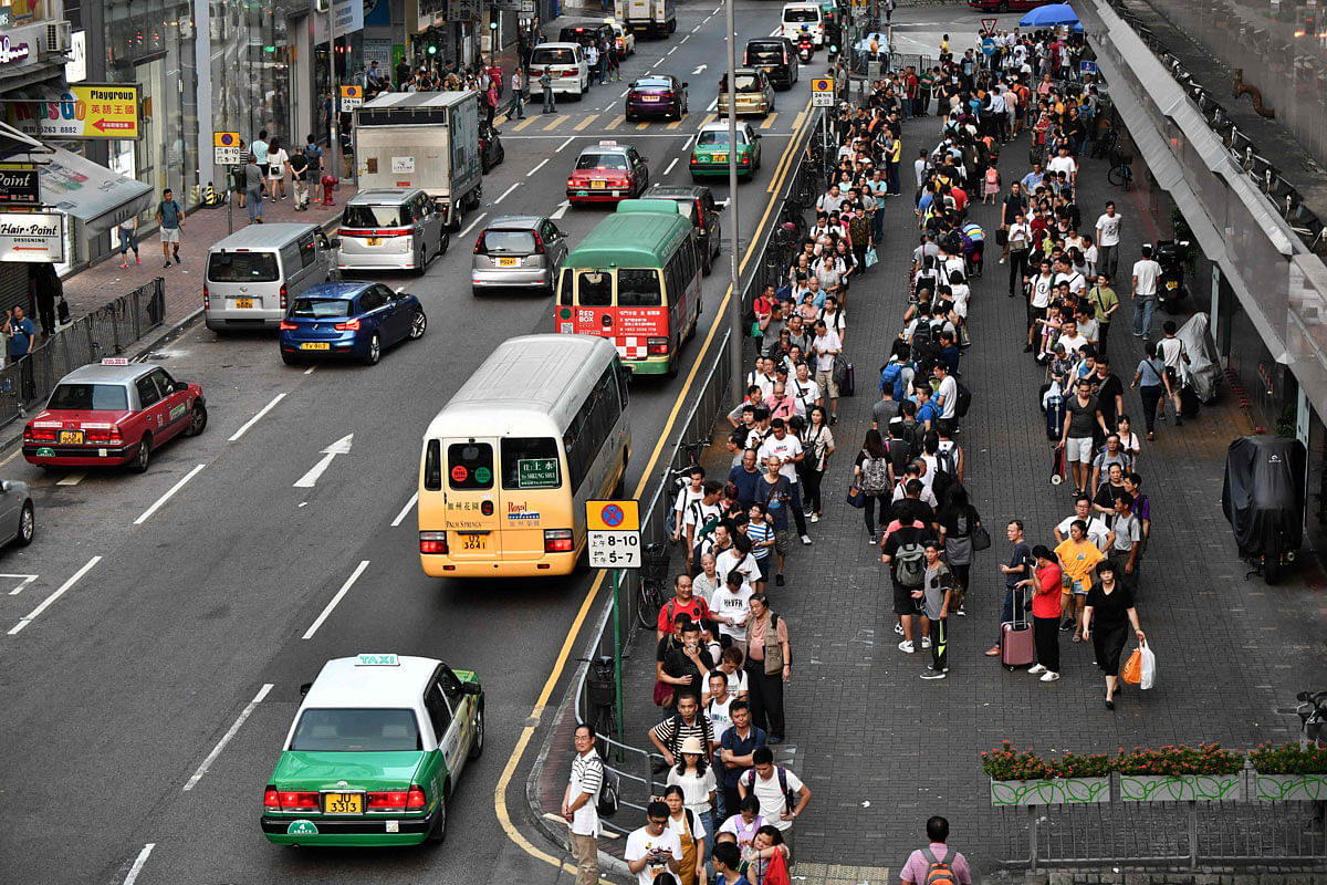 People queue for buses back to nearby Luen Long as well as to cross the border to mainland China, in the Sheung Shui area in Hong Kong near the Chinese border on October 5, 2019, a day after the city`s leader outlawed face coverings at protests invoking colonial-era emergency powers not used for half a century. Photo: AFP