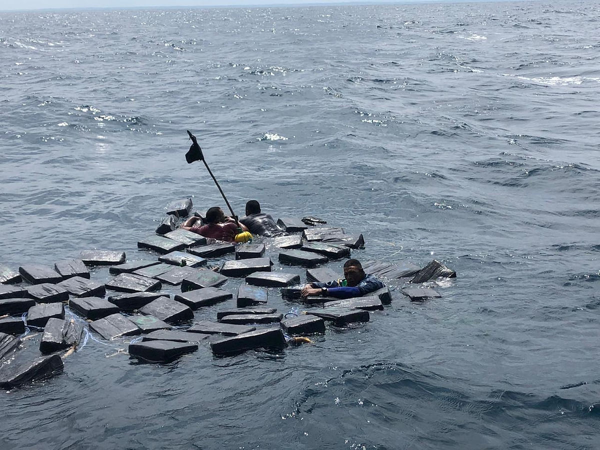 Three alleged drug smugglers use their cocaine packs as floaties in Pacific Ocean`s high seas off Colombia`s coast, 28 September 2019. Photo: Reuters