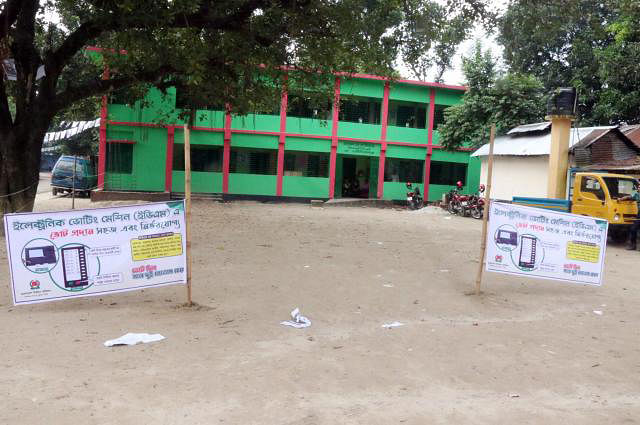 Kellaband government primary school polling center looks deserted as no voters are seen at 10:00am. Photo: Prothom Alo