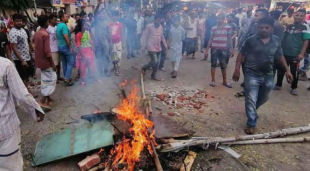 Residents of Mohammadpur Geneva Camp clash with police demanding uninterrupted power supply. Photo: Sajid Hossain