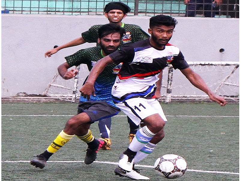 North South University (NSU) and BRAC University advanced to the quarterfinals of the United Group Faraaz Inter-University Gold Cup Football Tournament eliminating their rivals at Kamalpur Stadium in the capital on Saturday. Photo: UNB