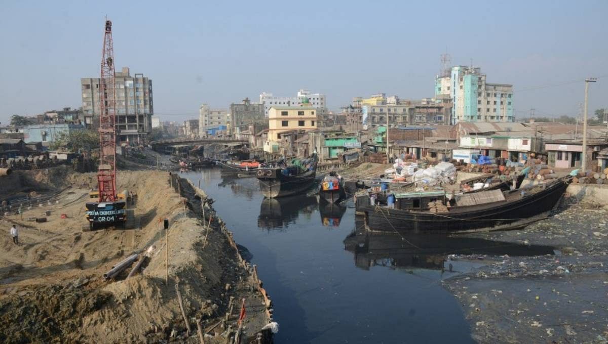 Land grabbers construct establishments grabbing Buriganga river in Dhaka. UNB File Photo