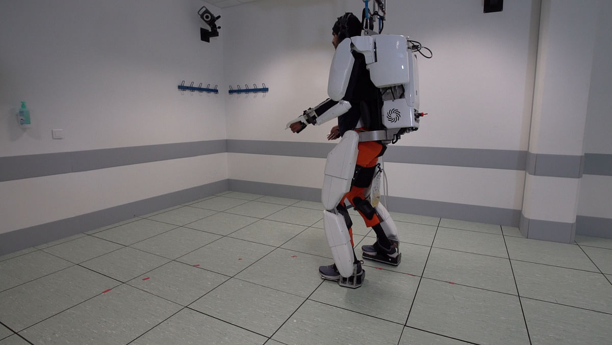 A patient with tetraplegia walks using an exoskeleton in Grenoble, France, in February 2019, in this still image taken from a video handout. Photo: Reuters