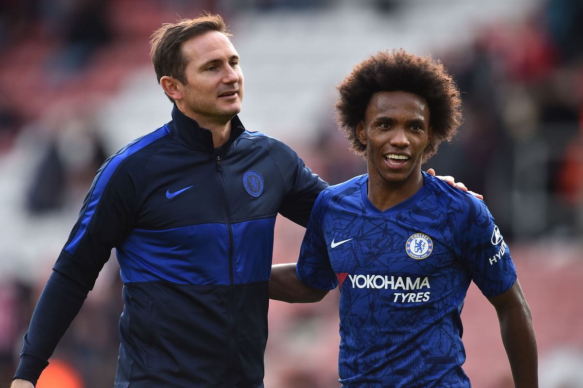 Chelsea`s English head coach Frank Lampard (L) and Chelsea`s Brazilian midfielder Willian celebrate on the pitch after the English Premier League football match between Southampton and Chelsea at St Mary`s Stadium in Southampton, southern England on 6 October, 2019. Photo: AFP