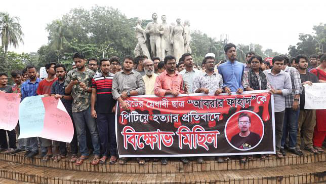 Students protest at the death of BUET student Abrar at the foot of Raju sculpture on Dhaka University campus. Photo: Prothom Alo