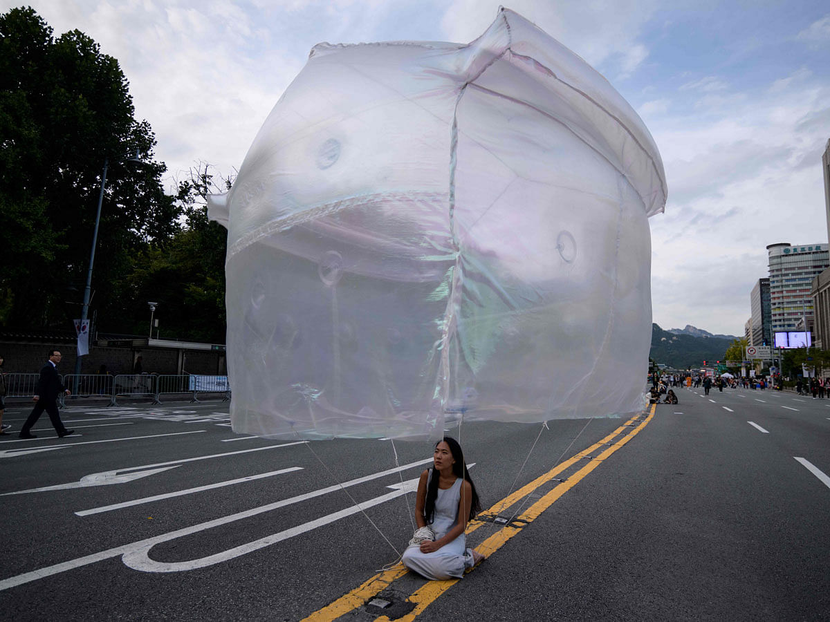 Artist Jisoo Yoo performs `My Home in the Air` during the Seoul Street Arts Festival in Seoul on 6 October 2019. Photo: AFP