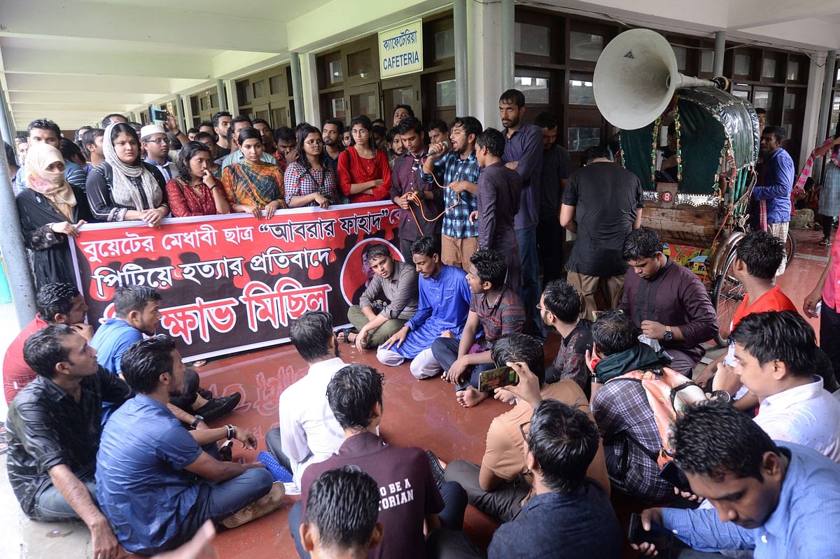 Bangladeshi students of Dhaka University take part in a protest in Dhaka on 7 October 2019. Hundreds of students staged protests in Bangladesh universities after a pupil was allegedly beaten to death by activists of the ruling party hours after he criticised Prime Minister Sheikh Hasina`s water sharing deal with India. Photo: AFP