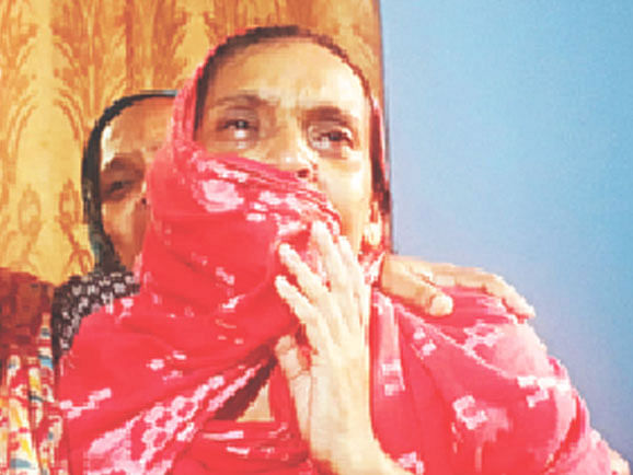Mother of Abrar Fahad, a BUET student beaten to death at Sher-e-Bangla Hall, BUET in Dhaka on early Monday, laments at Kushtia. 7 October 2019. Photo: Prothom Alo