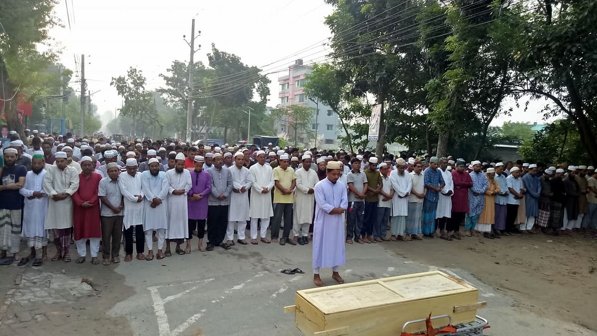 Abrar buried at his Kushtia home in Raidanga village following the third namaz-e-janaza on 8 October, 2019. Photo: Prothom Alo
