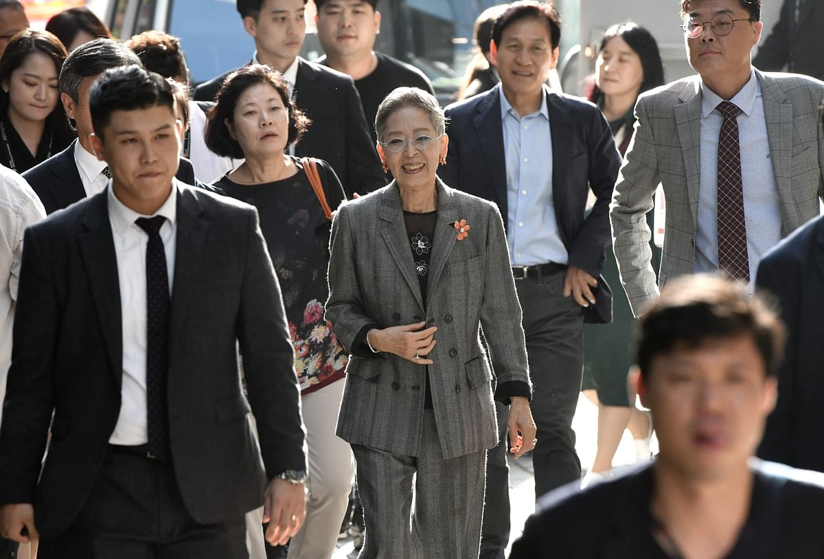 This picture taken on 4 October 2019 shows South Korean actress Kim Ji-mee (C) walking to attend a talk at the Busan International Film Festival (BIFF) in Busan. Photo: AFP
