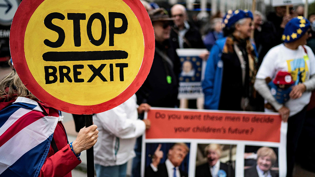Anti-Brexit activists protest near the European Parliament in Brussels on 9 October 2019. Britain`s Brexit Secretary Steve Barclay will meet EU chief negotiator Michel Barnier in Brussels on 10 October as talks on the country`s exit from the bloc reach a critical stage, Downing Street said. Photo: AFP