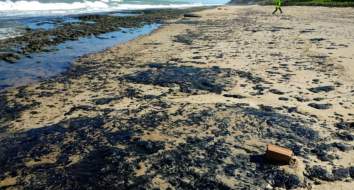 Handout picture released by the Brazilian Institute of Environment and Renewable Natural Resources (IBAMA) on 7 October 2019, showing oil spilled on Pontal de Coruripe beach in the municipality of Coruripe, Alagoas state, Brazil. Brazil`s president Jair Bolsonaro said on 7 October that the mysterious oil stains that appeared on 132 beaches in northeastern Brazil haver their origin in another country, wihtout mention which one. Photo: AFP