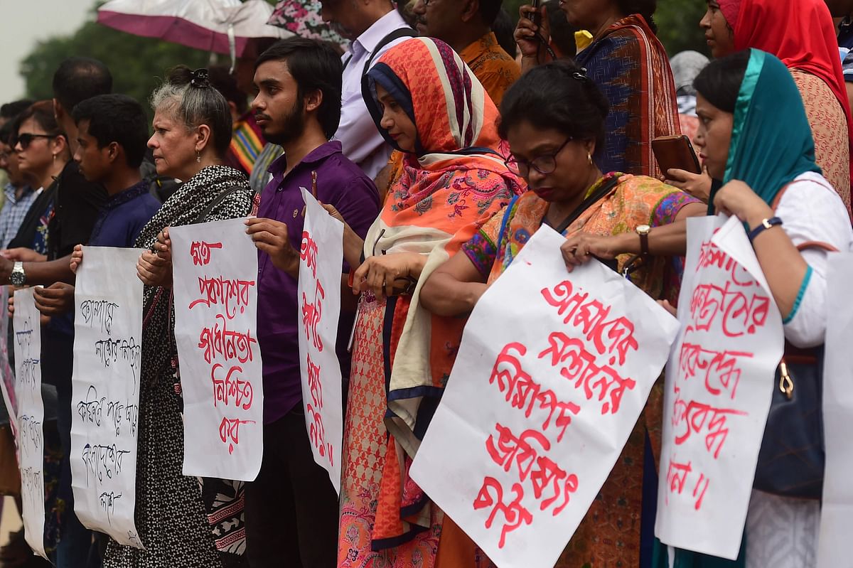 Bangladeshi university teachers and students of Dhaka University take part in a protest in Dhaka on 9 October 2019, after a pupil was allegedly beaten to death by ruling party activists. Photo: AFP