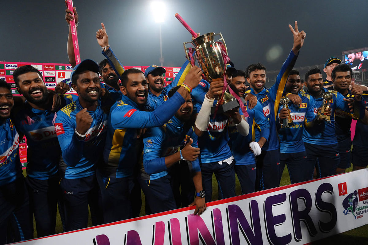 Sri Lanka`s cricketers pose for a photograph with winning trophy during the third and final Twenty20 International cricket match between Pakistan and Sri Lanka at the Gaddafi Cricket Stadium in Lahore on 9 October 2019. Photo: AFP