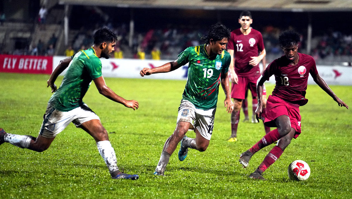 Bangladesh conceded a 0-2 defeat against Asian Champions Qatar in their home match of the joint Qualification round for the FIFA World Cup 2022 and AFC Asian Cup 2023 at Bangabandhu National Stadium (BNS) on Thursday. Photo: UNB